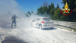 Ancona - Incendio su un’autovettura lungo l’Asse Nord-Sud: intervento dei Vigili del fuoco